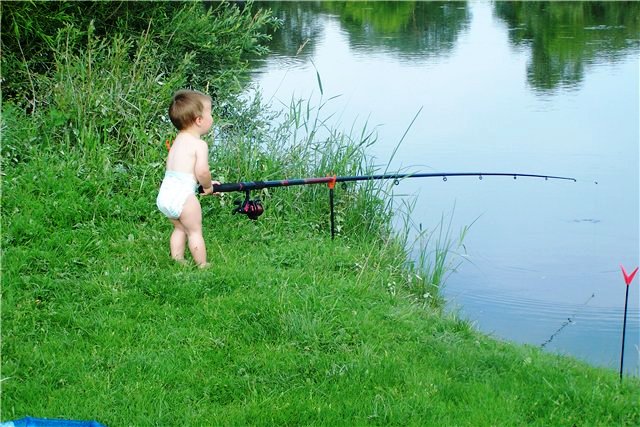 Мальчик ловил рыбу на реке. Лето рыбалка. Летняя рыбалка. Мальчик ловит рыбу. Маленькие рыбачки.