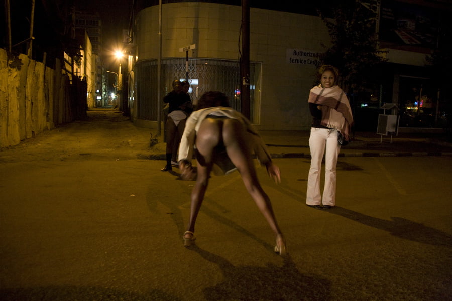 Гулящие - голые девки на улице. 